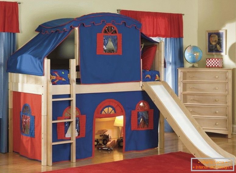 merveilleux-cool-kid-lits-avec-crème-bois-superposés-lit-tente-être-rouge-bleu-tissu-tente-sur-les-lits-et-brun-brillant-bois-cabinet-5- tiroir-près-de-fenêtre-aussi-rouge-tapis-de-fourrure-au-dessus-de-bois-avec-kids-b