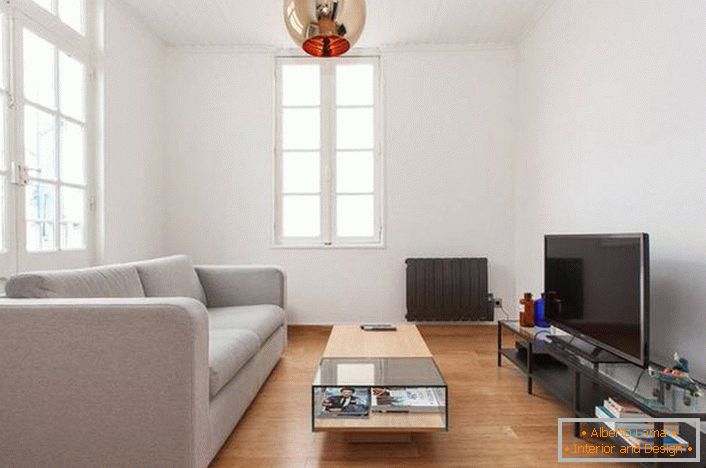 Un petit canapé de style high-tech convient également à la décoration intérieure dans le style du minimalisme ou de l'art déco.