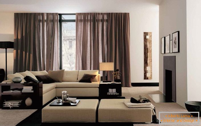 Les meubles de style high-tech devraient être fonctionnels. Canapé modulable beige - idéal pour regarder les films en famille le soir.