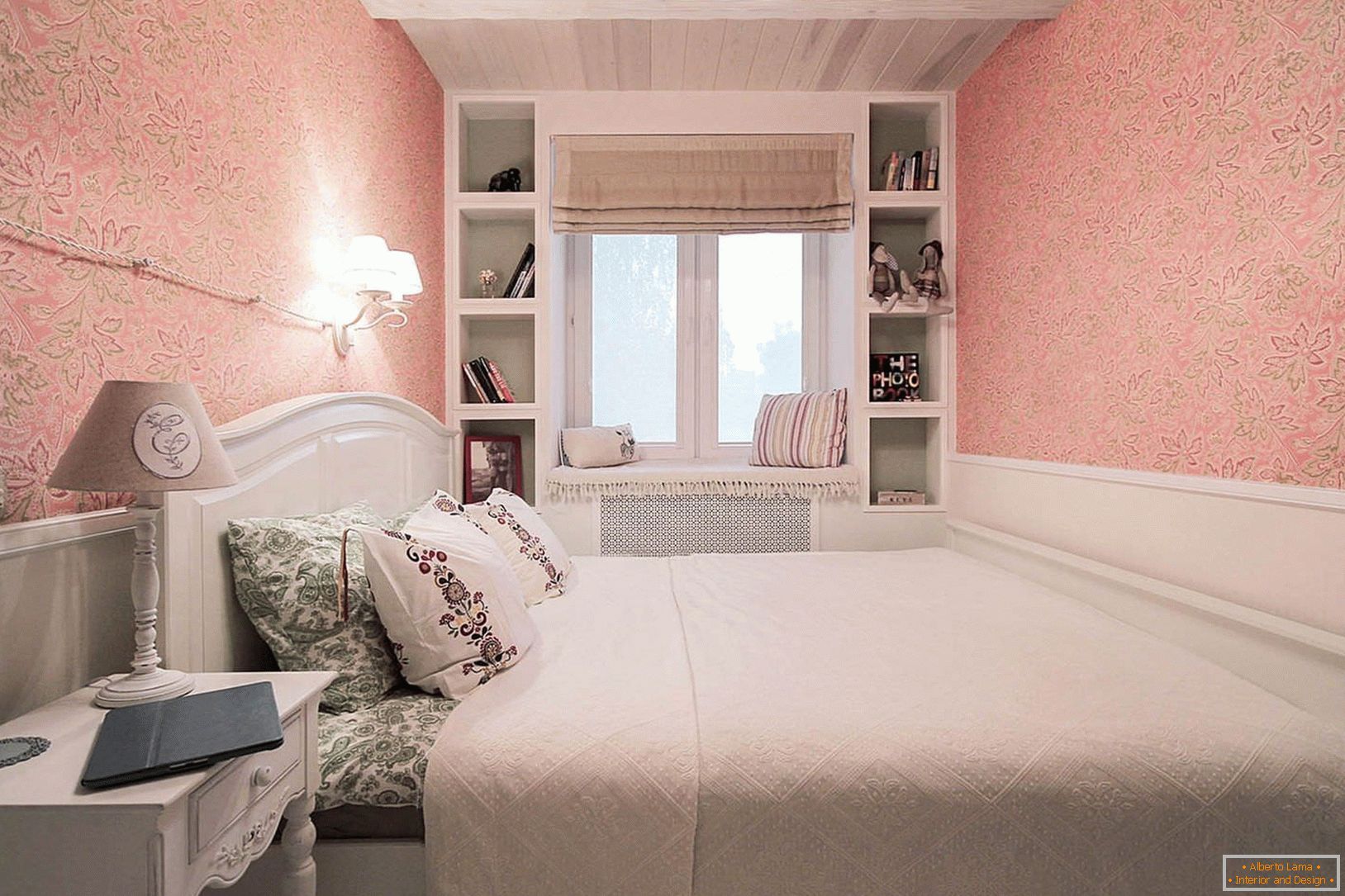 Chambre avec un papier peint et un plafond en bois