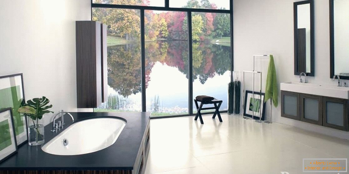 Grande salle de bain avec fenêtre