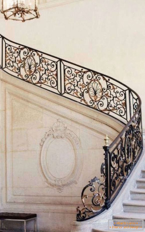 Conception d'un escalier dans une maison privée, photo 1