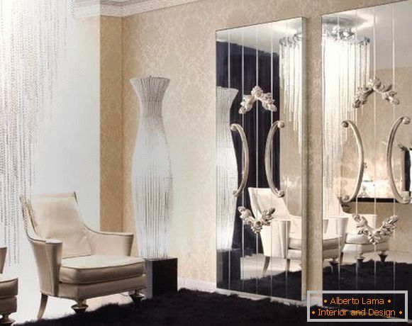 De beaux miroirs dans la conception du salon d'une maison privée