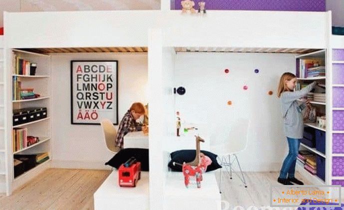 Chambre d'enfant pour enfants de sexes différents, divisée en deux espaces