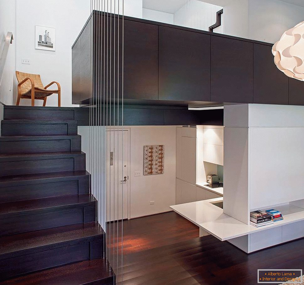 La combinaison de bois sombre et de carreaux blancs pour une brique à l'intérieur d'un appartement à deux niveaux