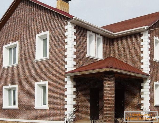 Design décoratif de la façade de la maison кирпичом