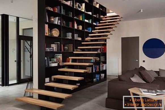 Design de salon moderne avec un escalier dans une maison privée