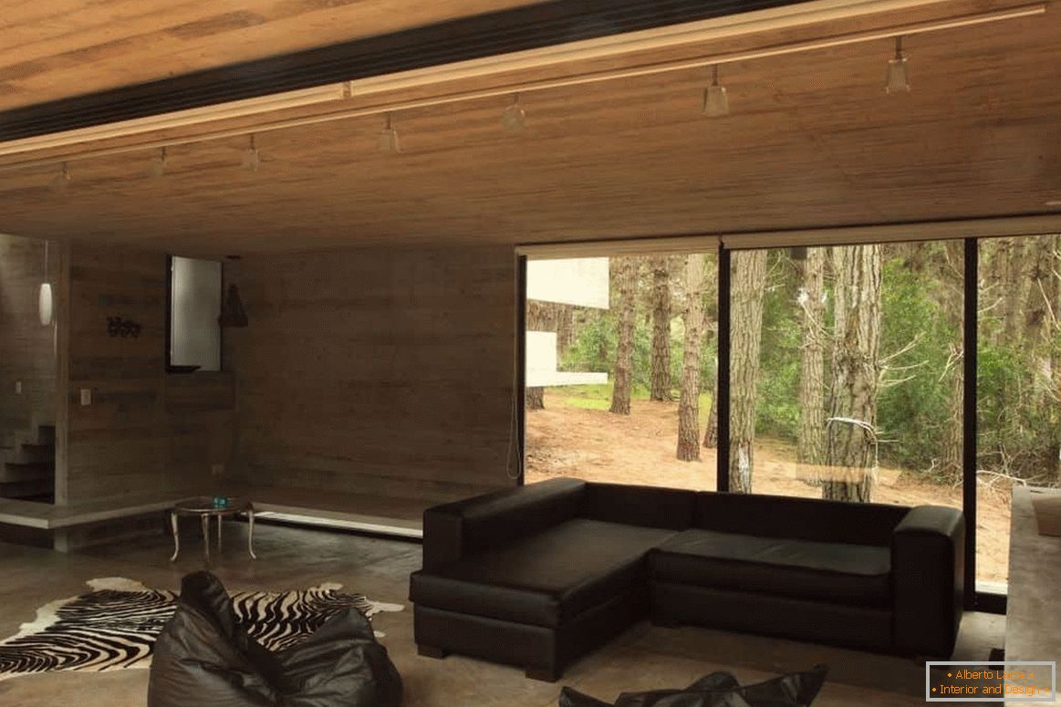 Salon avec une finition en bois dans une maison en bois avec une fenêtre panoramique