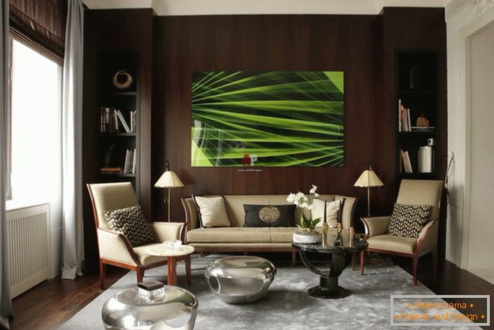 Le contraste du mur marron foncé derrière le canapé et le sol avec un plafond et des murs clairs dans les meilleures traditions de l'éclectisme.