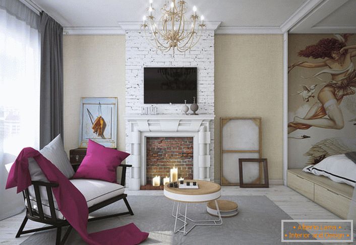 Les meubles dans le salon des couleurs claires et sombres sont différents dans leur style, mais grâce aux coussins blancs, ils s'intègrent parfaitement dans le concept de style éclectique global.