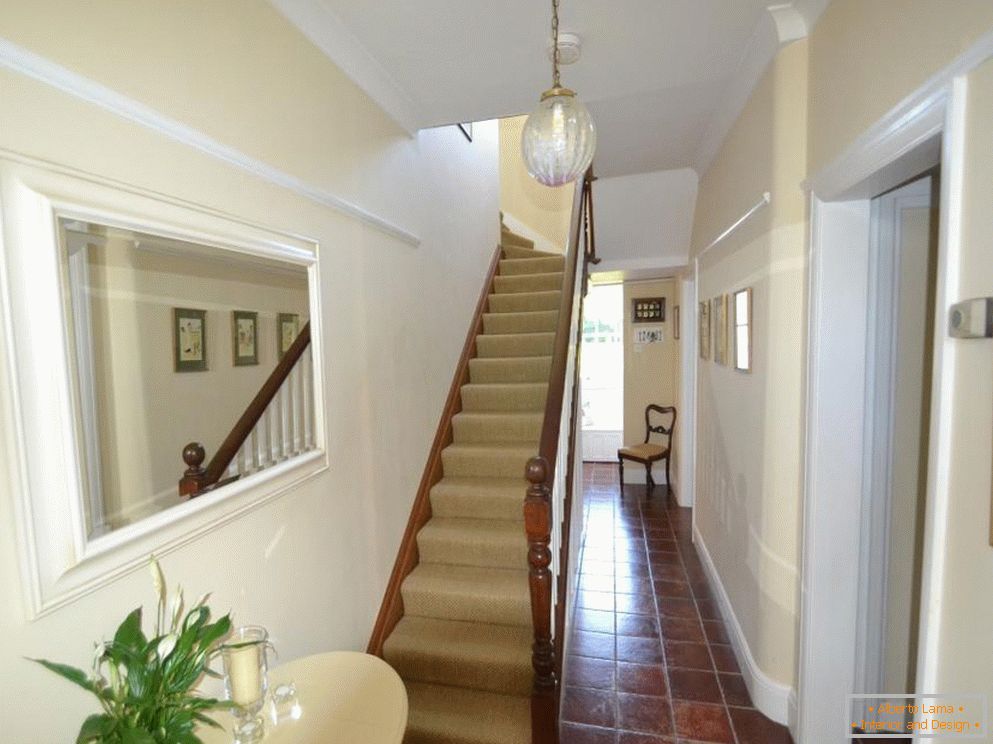 Long couloir avec escalier