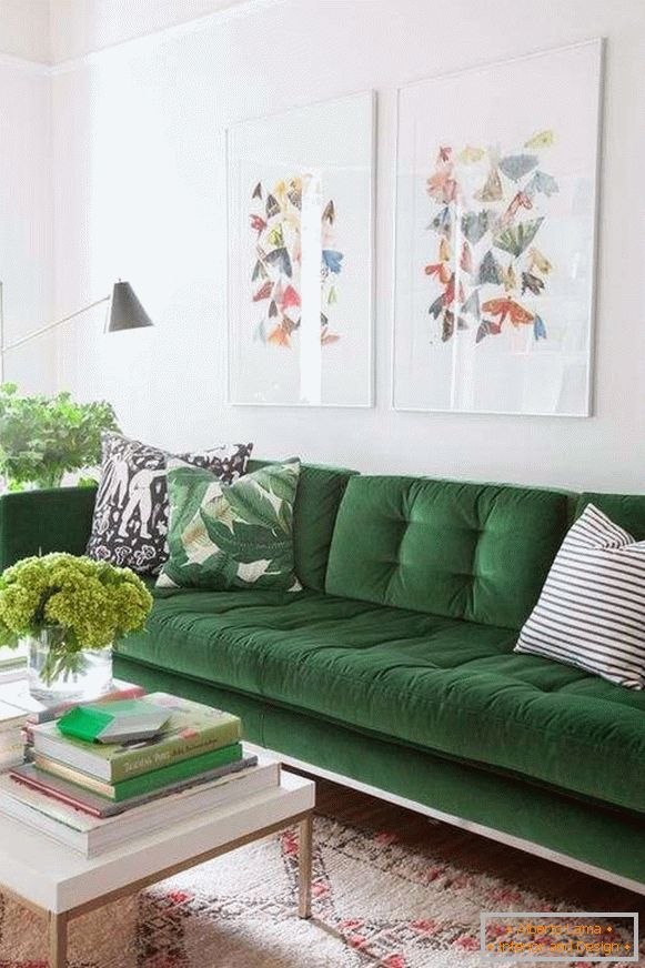 Canapé en velours vert à l'intérieur du salon - photo