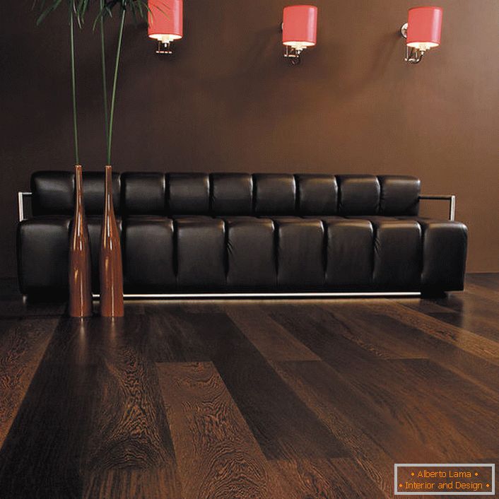 Le stratifié Wengé dans le salon s'accorde parfaitement avec les meubles rembourrés avec des garnitures en chocolat. La chambre d'hôtes aux couleurs sombres, malgré sa simplicité et son design laconique, est l'une des options de design les plus luxueuses.
