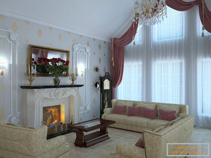 Chambre d'hôtes dans le style art déco de l'étage mansardé. La cheminée à bois dans le panneau blanc comme neige avec un stuc orné est attrayante, rend l'atmosphère dans la chambre chaleureuse et romantique.