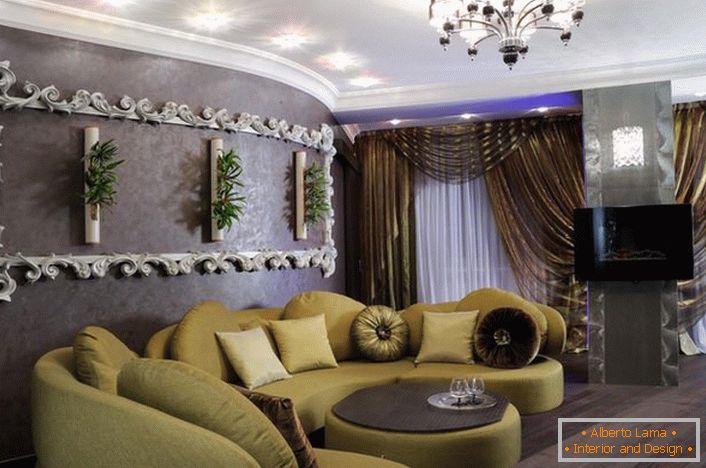 Pour décorer le salon dans un style art déco, on choisit un mobilier souple de couleur moutarde. Remarquable aussi le stuc sur le mur, qui ressemble à un cadre frisé orné. 