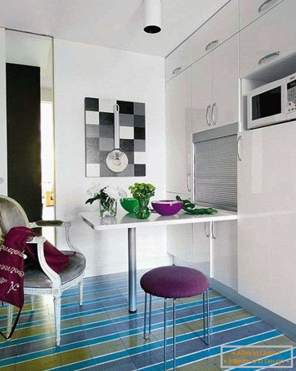 Design simple d'une petite cuisine dans un appartement moderne