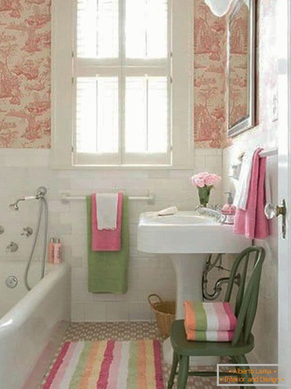 Une fenêtre dans une petite salle de bain donnera une impression d'espace
