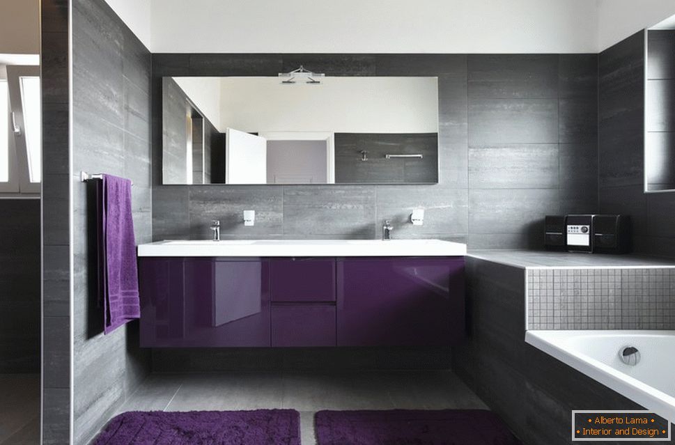 La combinaison du marron et du violet dans le décor de la salle de bain