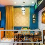 La combinaison des murs bleus et des meubles orange