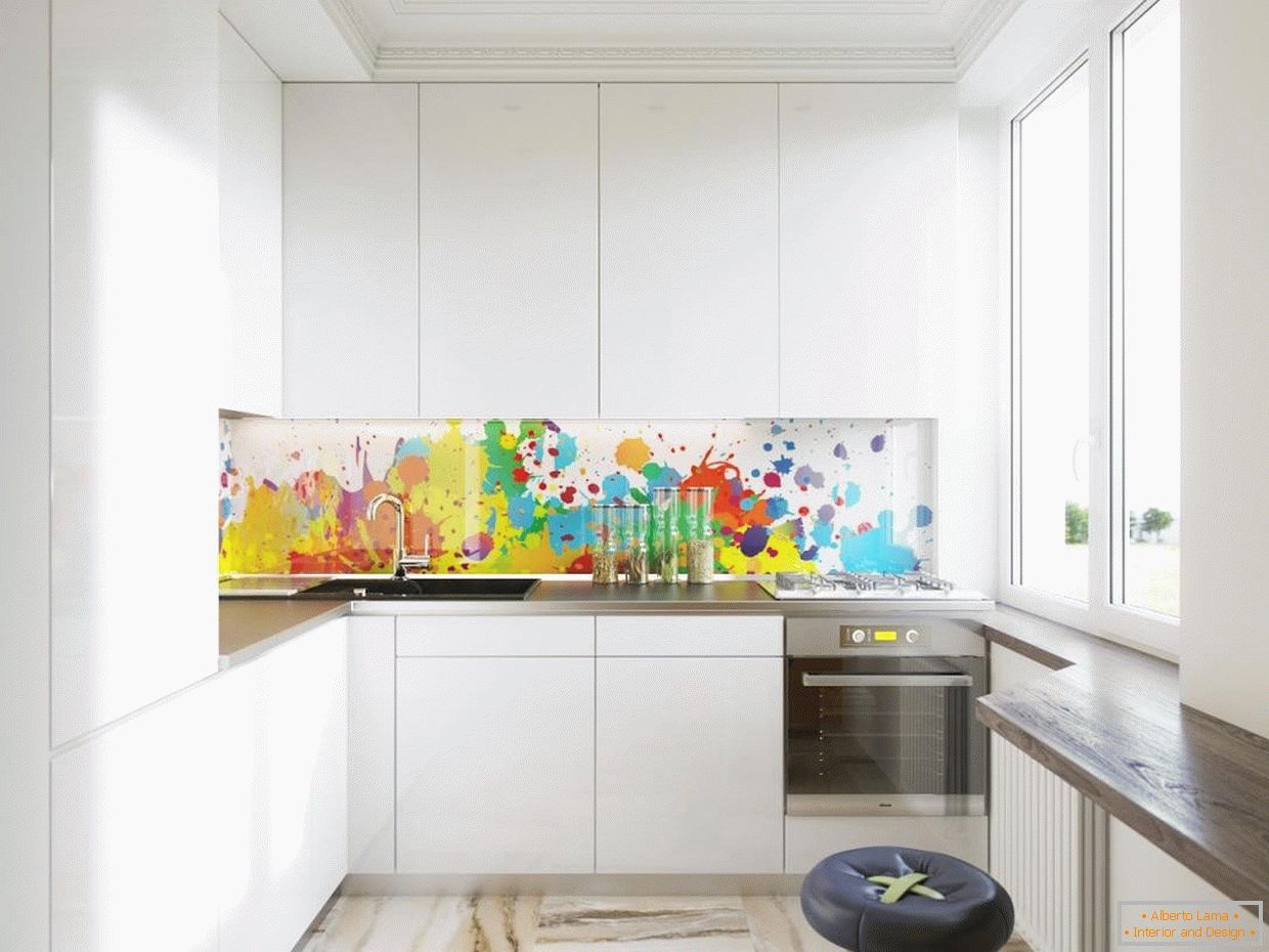 Un tablier de verre coloré dans une cuisine blanche