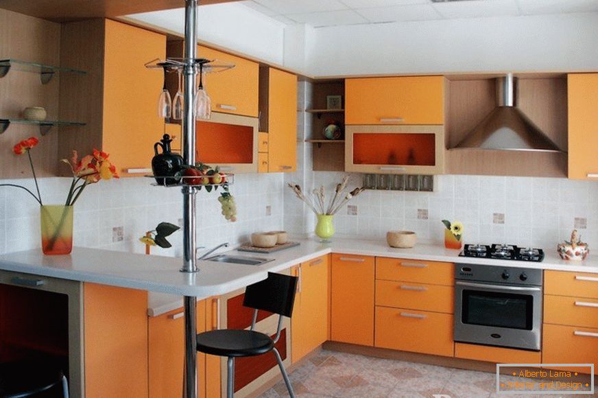 Mobilier orange dans la cuisine