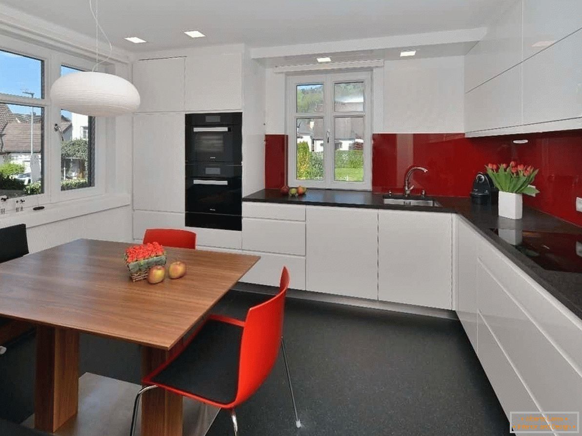 Le plafond mat blanc étendra l'espace des petites cuisines dans un style high-tech