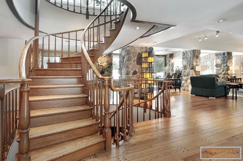 Un simple escalier classique dans une grande maison