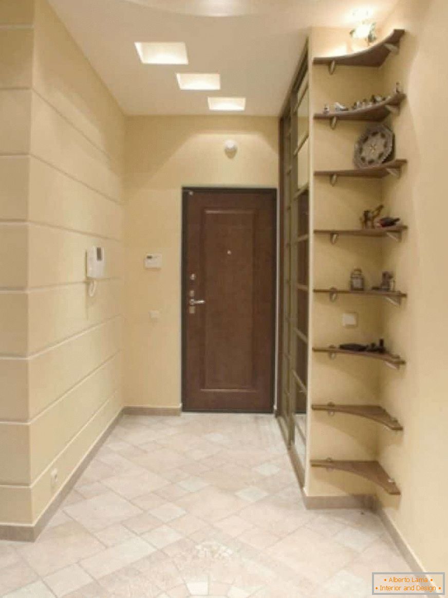 Un petit couloir dans l'appartement avec un placard
