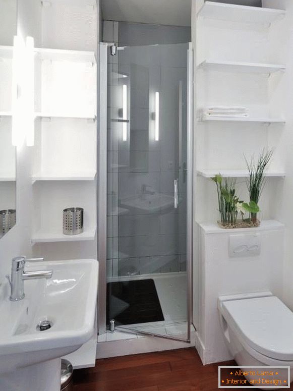 Intérieur d'une salle de bain combinée avec une disposition inhabituellement confortable