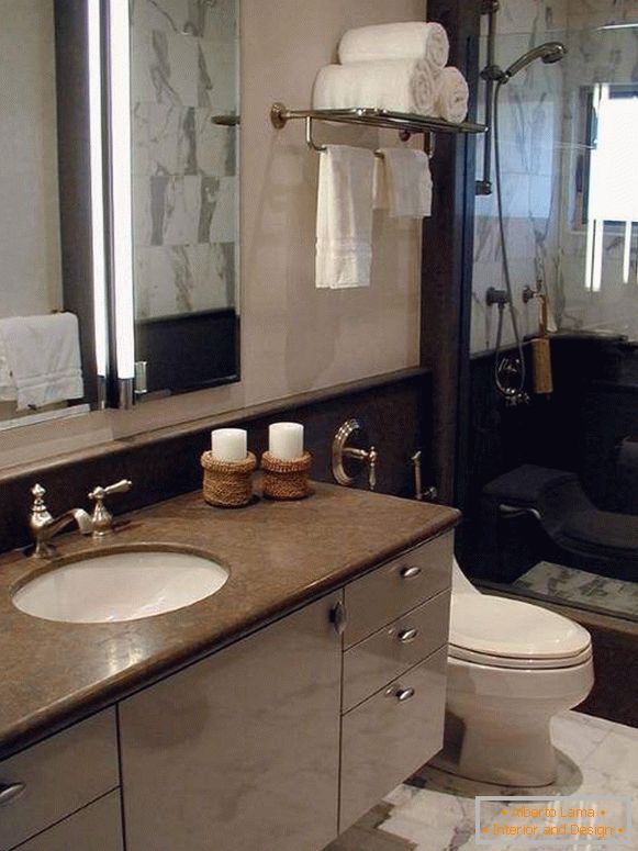 Design élégant d'une salle de bain combinée dans un style classique
