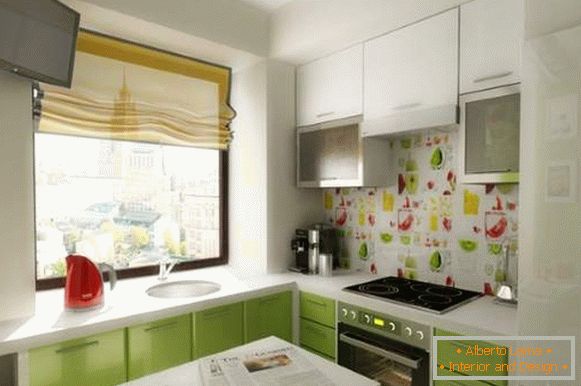 Petites salles de photo - design de cuisine blanche et verte dans l'appartement