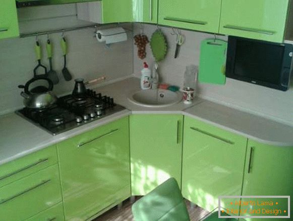 Intérieur de cuisine verte dans la conception d'un petit appartement de 30 m²