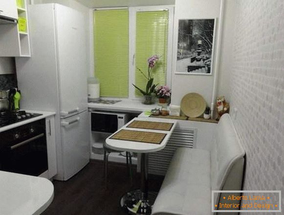Conception de petites pièces dans l'appartement: une cuisine avec un comptoir à la place d'une table