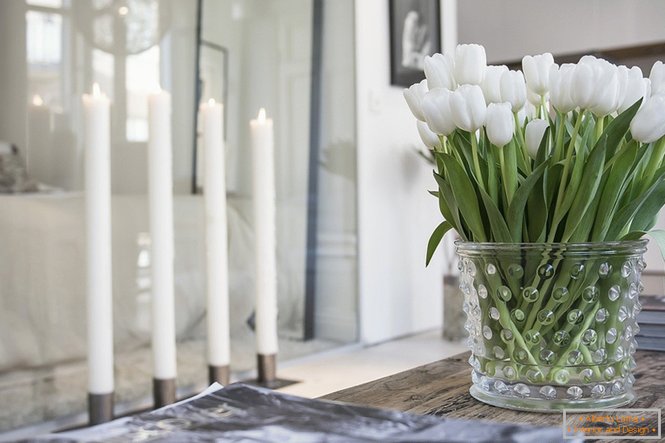 Vase avec des tulipes à l'intérieur