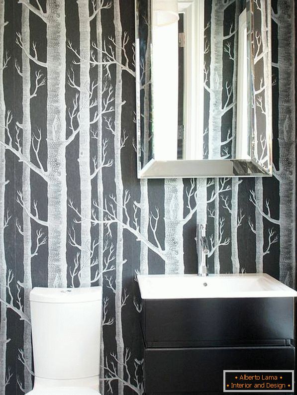 Concevez une petite salle de bain avec du papier peint noir