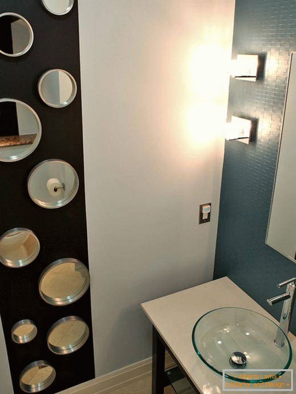 Petite salle de bain avec miroirs