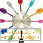Horloge avec cuillères et fourchettes colorées