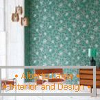 Combinaison de papier peint turquoise avec des meubles en bois
