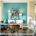 Couleur turquoise sur le mur et les meubles - une solution brillante pour la cuisine dans des couleurs claires