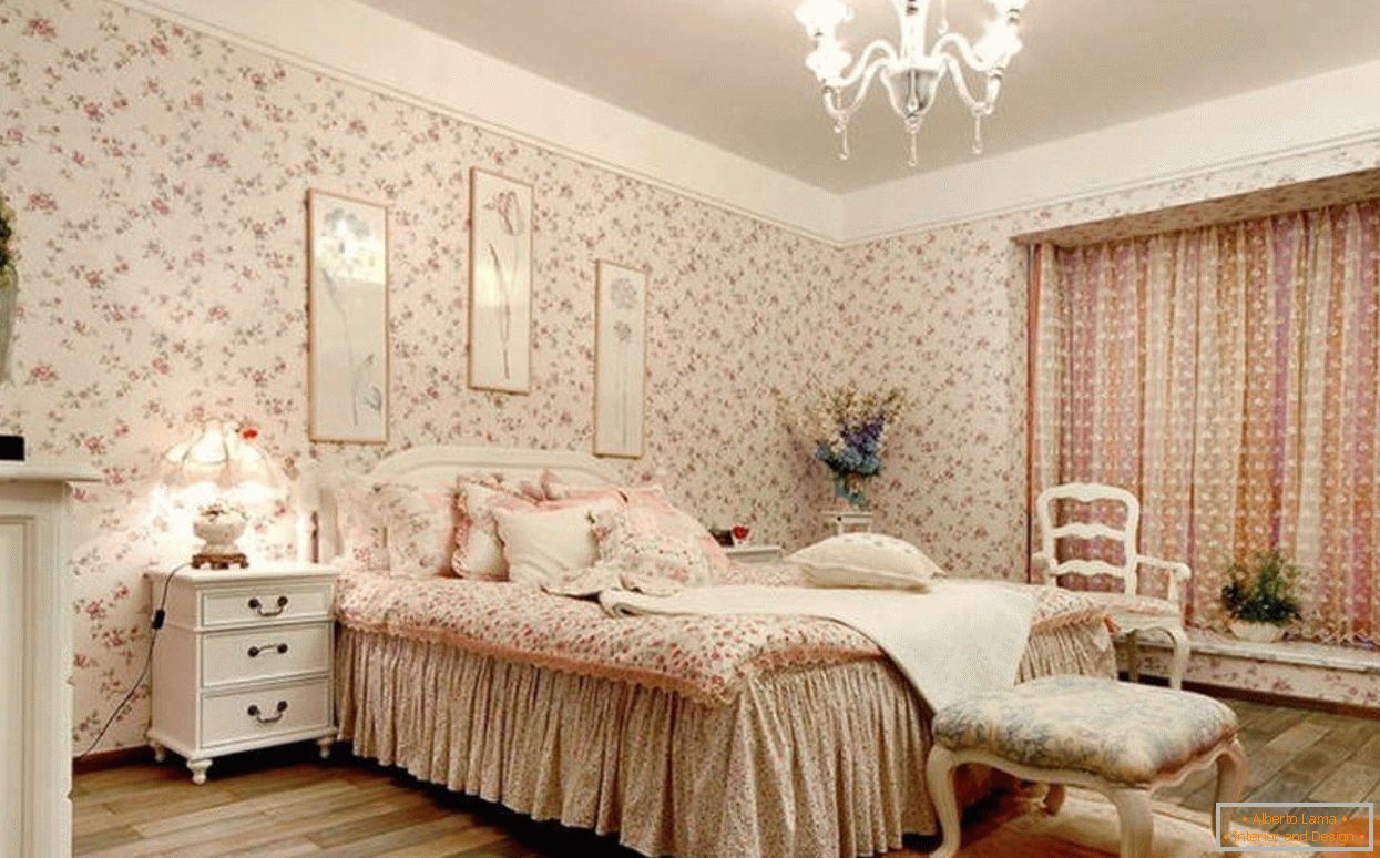 Chambre de style provençal avec papier peint