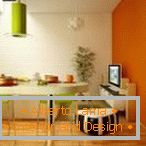 Mur orange dans la cuisine moderne