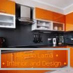Tablier noir plat dans la cuisine orange