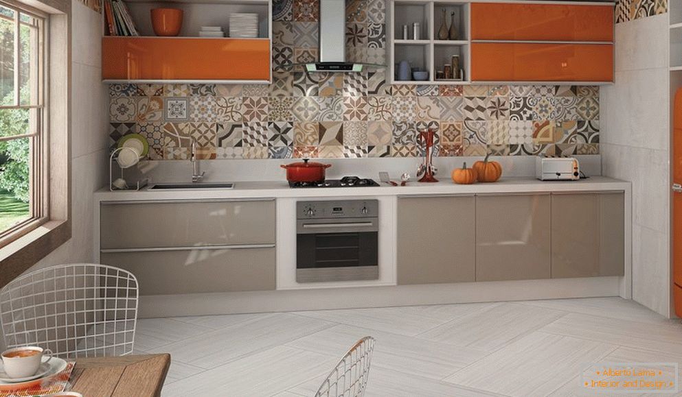 Mobilier gris-orange dans un intérieur de cuisine clair