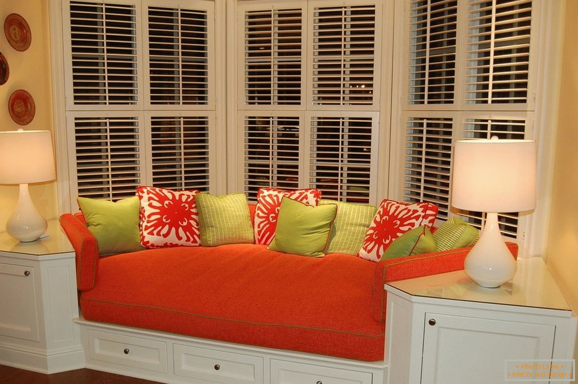 Canapé rouge avec des oreillers colorés