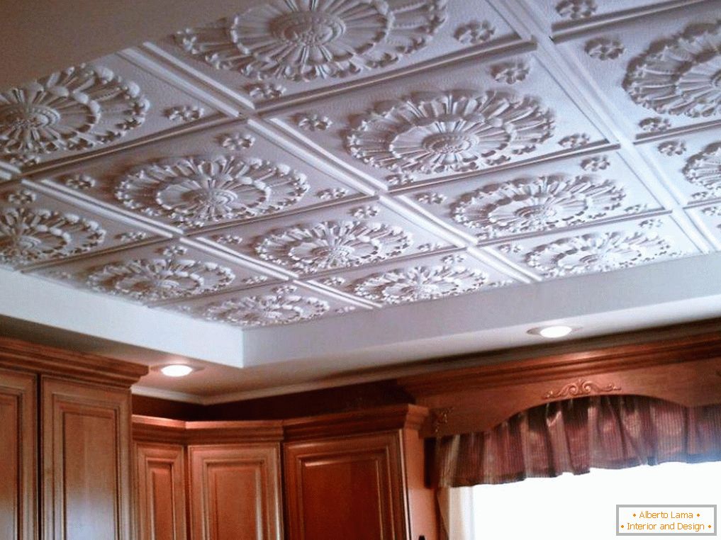Finition du plafond avec des plaques de polystyrène expansé