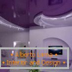 Intérieur lilas du salon avec un plafond à plusieurs niveaux