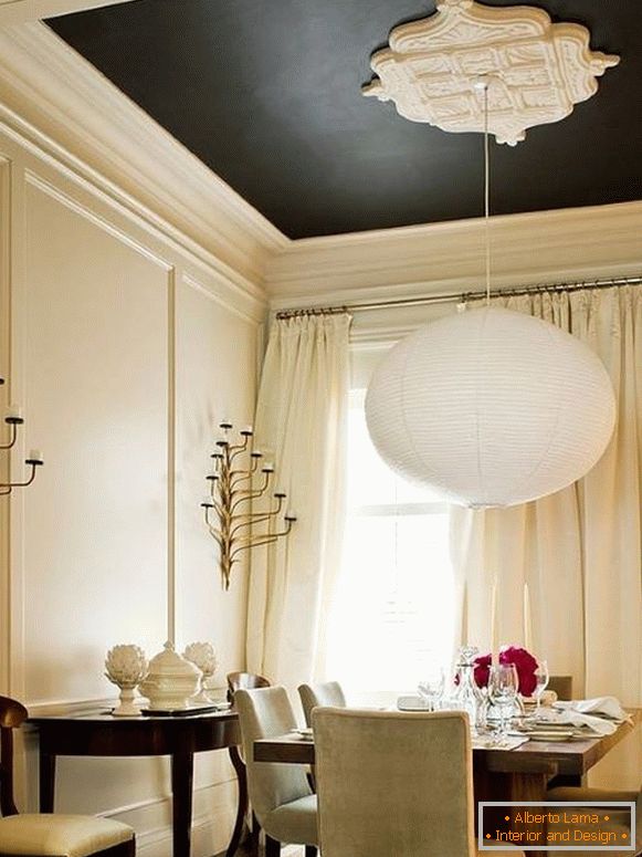 Plafond noir avec stuc blanc