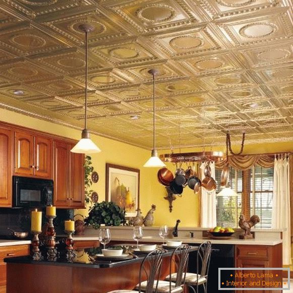 Plafond avec des carreaux dans la cuisine