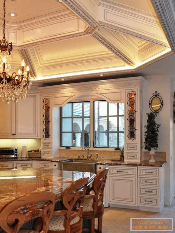 Plafond de luxe dans une cuisine classique