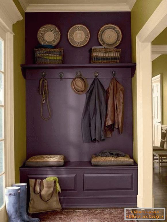 Conception d'un petit couloir dans une maison privée de couleur lila